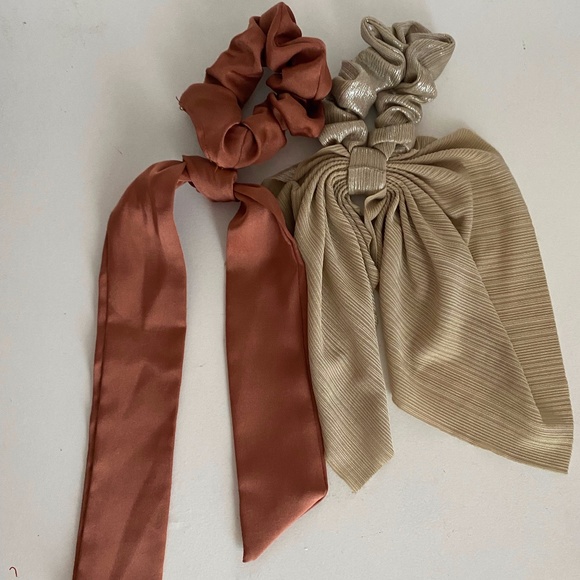 Two hair ties/hair bows - Picture 2 of 2